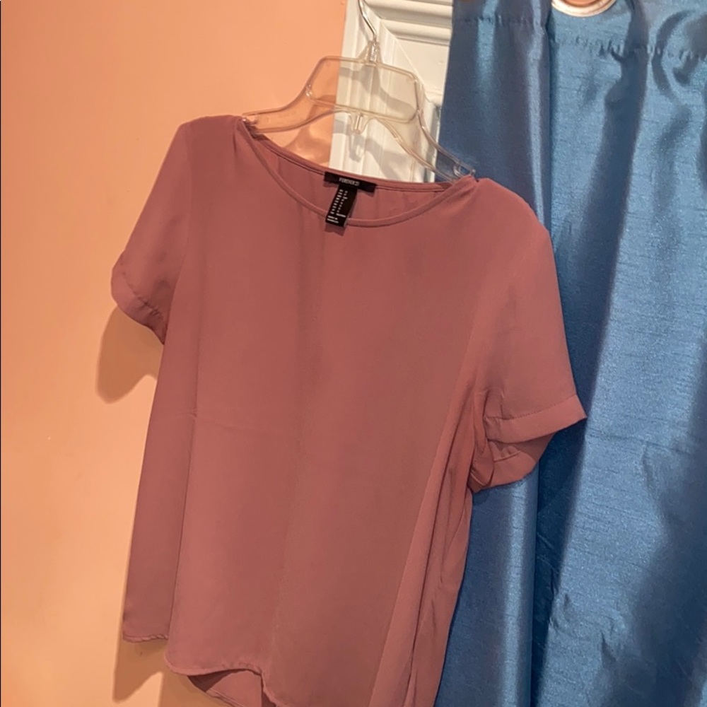 A dust pink slit shirt
